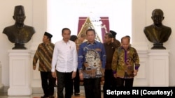 Presiden Jokowi, Ketua MPR Bambang Soesatyo dan pimpinan MPR lain membahas Amendemen UUD 45 