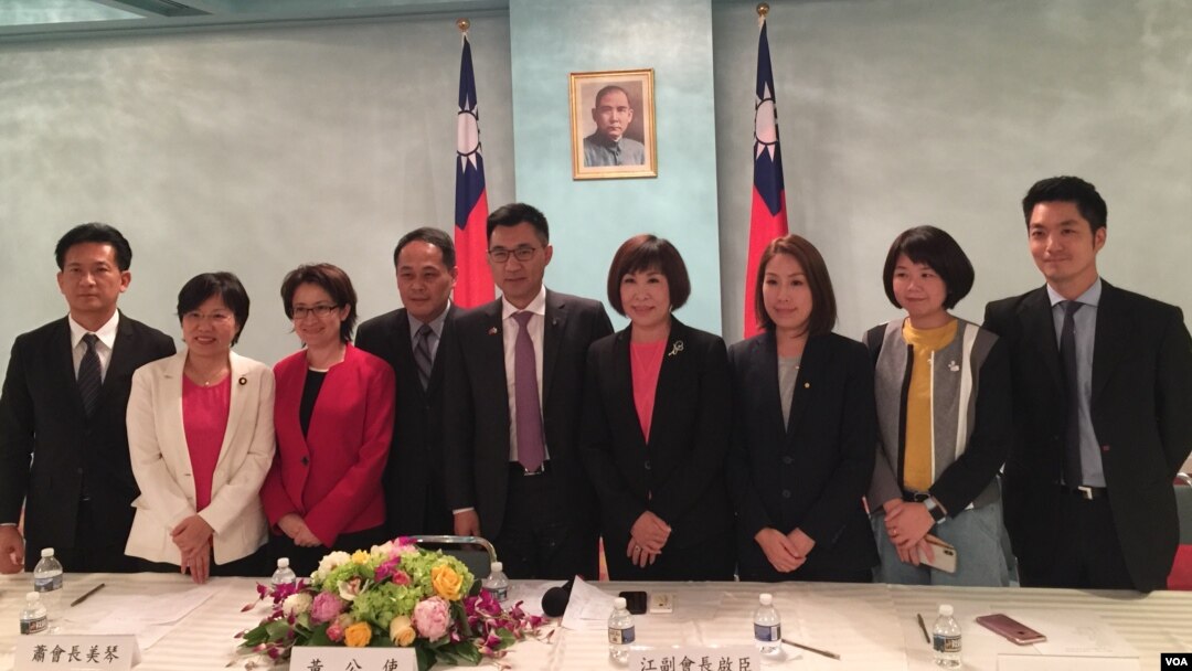 台美国会议员联谊会访美成员2018年7月19日在驻美国台北经济文化代表处举行记者会后合影（美国之音许宁拍摄）