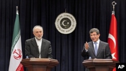 Turkey's FM Ahmet Davutoglu and his Iranian counterpart Ali Akbar Salehi (L) attend a news conference in Ankara January 19, 2012