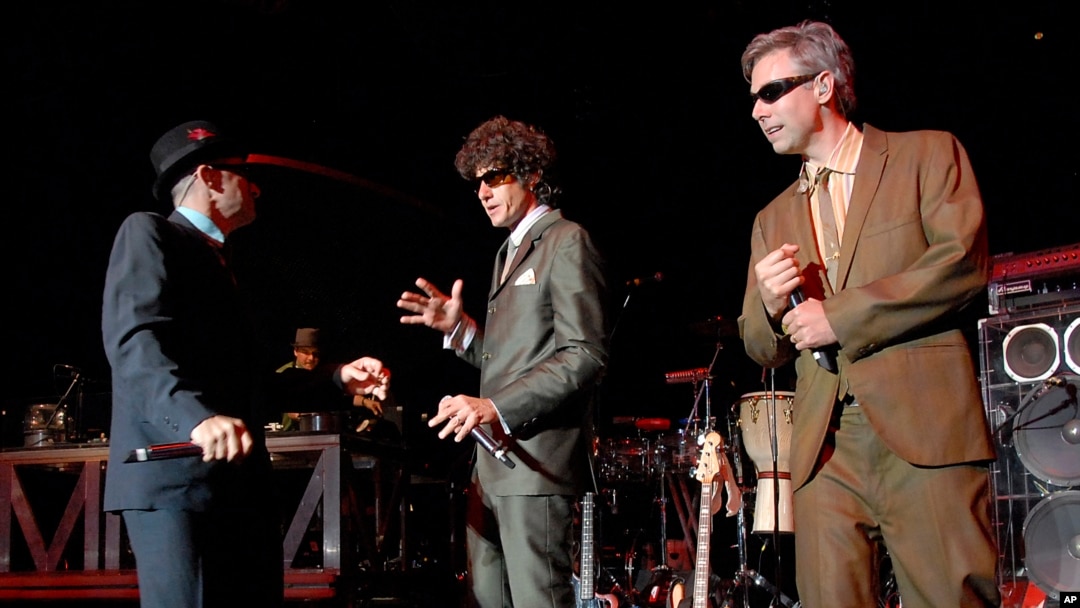 Los raperos Ad-Rock (izquierda), MCA y Mike D (centro), del grupo Beastie Boys, actúan en el Teatro The Greek en Los Ángeles, el 20 de agosto de 2007.