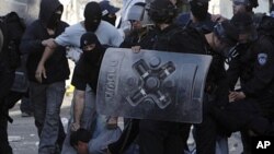 Undercover Israeli policemen together with policemen detain a Palestinian during clashes in the East Jerusalem neighborhood of Issawiya, May 13, 2011