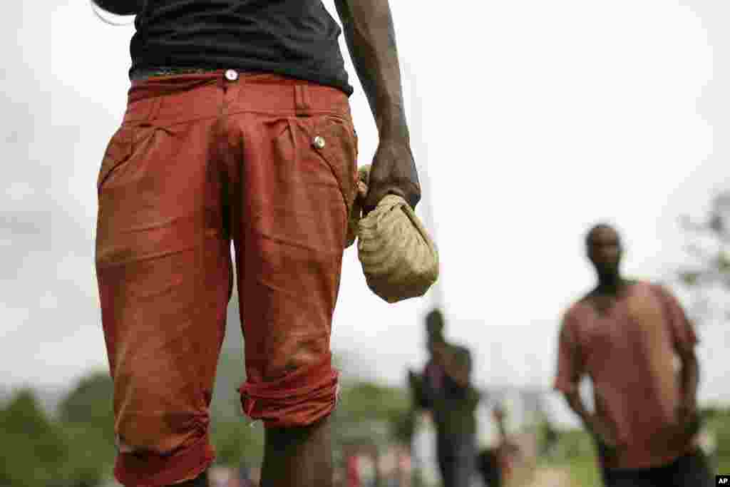 Un manifestant, sac de spierres en main, &nbsp;défie la police anti-émeute dans le quartier Musaga de Bujumbura, au Burundi, lundi 4 mai 2015.