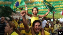 Pendukung Brazil akan menyaksikan babak perempat final melawan Kolombia di stadion Castelão, Fortaleza Jumat (4/7).