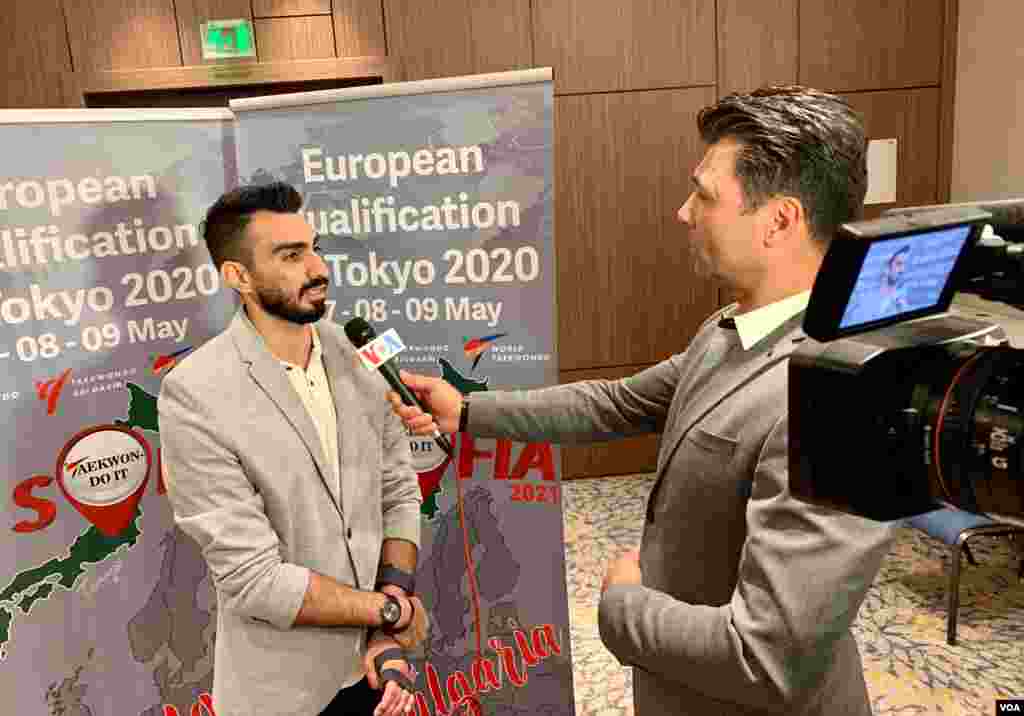 فرزاد ذوالقدری، سرمربی تیم‌ ملی تکواندو بلغارستان در حال مصاحبه با علی عمادی خبرنگار ورزشی اعزامی به صوفیه. 