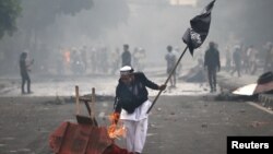 Seorang pria ikut dalam aksi masa menyusul pengumuman dan penetapan hasil pilpres dan pemilu di Jakarta, 22 Mei 2019. (Foto: Reuters/Willy Kurniawan)