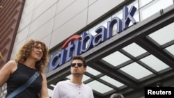 Los usuarios de los bancos han solicitado créditos en mayor cantidad para comprar vehículo y no para invertir en vivienda.