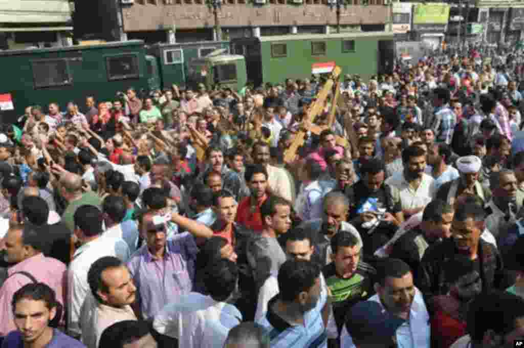 Pro-government crowds gather outside the al-Fatah mosque, after hundreds of Muslim Brotherhood supporters barricaded themselves inside the mosque overnight, Aug. 17, 2013. 