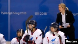 Tim hoki es Korea bersatu bersama pelatih Sarah Murray, dalam laga melawan tim Swiss di Olimpiade Musim Dingin Pyeongchang, Gangneung, Korea Selatan, 18 Februari 2018.