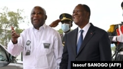 Laurent Gbagbo (à g.) est rentré en Côte d'Ivoire en juillet 2021 suite au feu vert du président Alassane Ouattara (à dr.) au nom de "la réconciliation nationale".