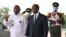 Le président de la Côte d'Ivoire Alassane Ouattara (au centre) pose avec l'ancien président Laurent Gbagbo (à gauche) au palais présidentiel d'Abidjan, le 27 juillet 2021.