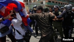 Những người biểu tình đụng độ với cảnh sát khi họ cố gắng đi tới Tòa án thành phố Phnom Penh ở trung tâm. 