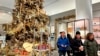 Unos clientes pasan junto a un árbol de Navidad en la tienda Bergdorf Goodman el 24 de noviembre de 2024, en Nueva York. 