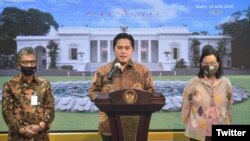 Menteri BUMN Erick Thohir dalam konferensi pers bersama Menteri Keuangan Sri Mulyani dan Direktur Utama BRI, Bank Mandiri, BNI, dan BTN mengenai penempatan uang negara pada Himbara dalam rangka Pemulihan Ekonomi Nasional (PEN), di kantor Presiden, Rabu, 24 Juni 2020.