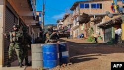 Soldados del ejército colombiano hacen guardia durante la operación Perseus en El Plateado, en el departamento de Cauca, el 12 de octubre de 2024. (AFP)