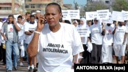 Alice Mabota numa manifestação pelos direitos humanos em Maputo. Outubro 2013