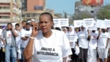 Alice Mabote numa manifestação pelos direitos humanos em Maputo. Outubro 2013