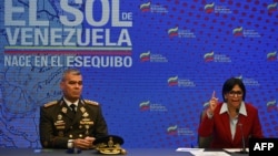 Vladimir Padrino López, ministro de defensa venezolano, y la vicepresidenta Delcy Rodríguez hablan ante la prensa sobre los recientes acontecimientos en cuanto al diferendo territorial con Guyana, en Caracas, este martes 31 de octubre de 2023.