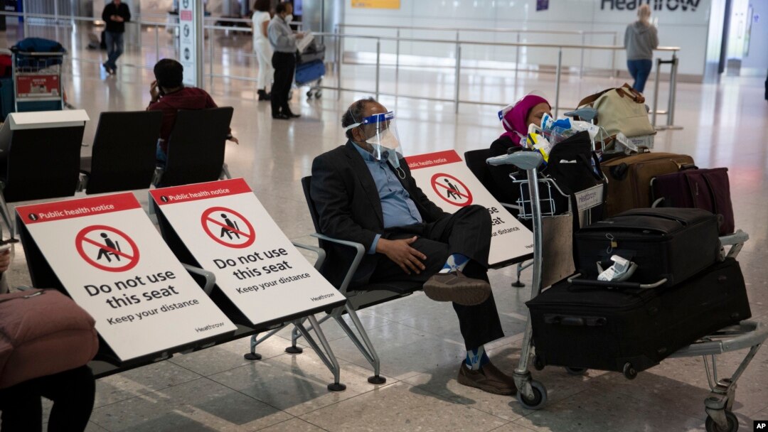 Beberapa orang yang baru tiba di bandara Heathrow, London, pada hari pertama pemberlakukan karantina 2 minggu bagi pendatang di Inggris, Senin (8/6).