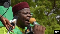 L'ancien président du Niger, Mahamane Ousmane, s'exprime lors d'une marche à Niamey le 15 juin 2014.