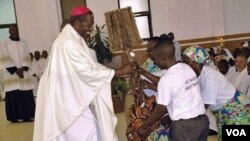 Arcebispo do Saurimo, Dom José Manuel Imbamba, recebe uma prenda dos seus diocesanos (Foto de arquivo)