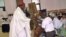 Arcebispo do Saurimo, Dom José Manuel Imbamba, recebe uma prenda dos seus diocesanos (Foto de arquivo)
