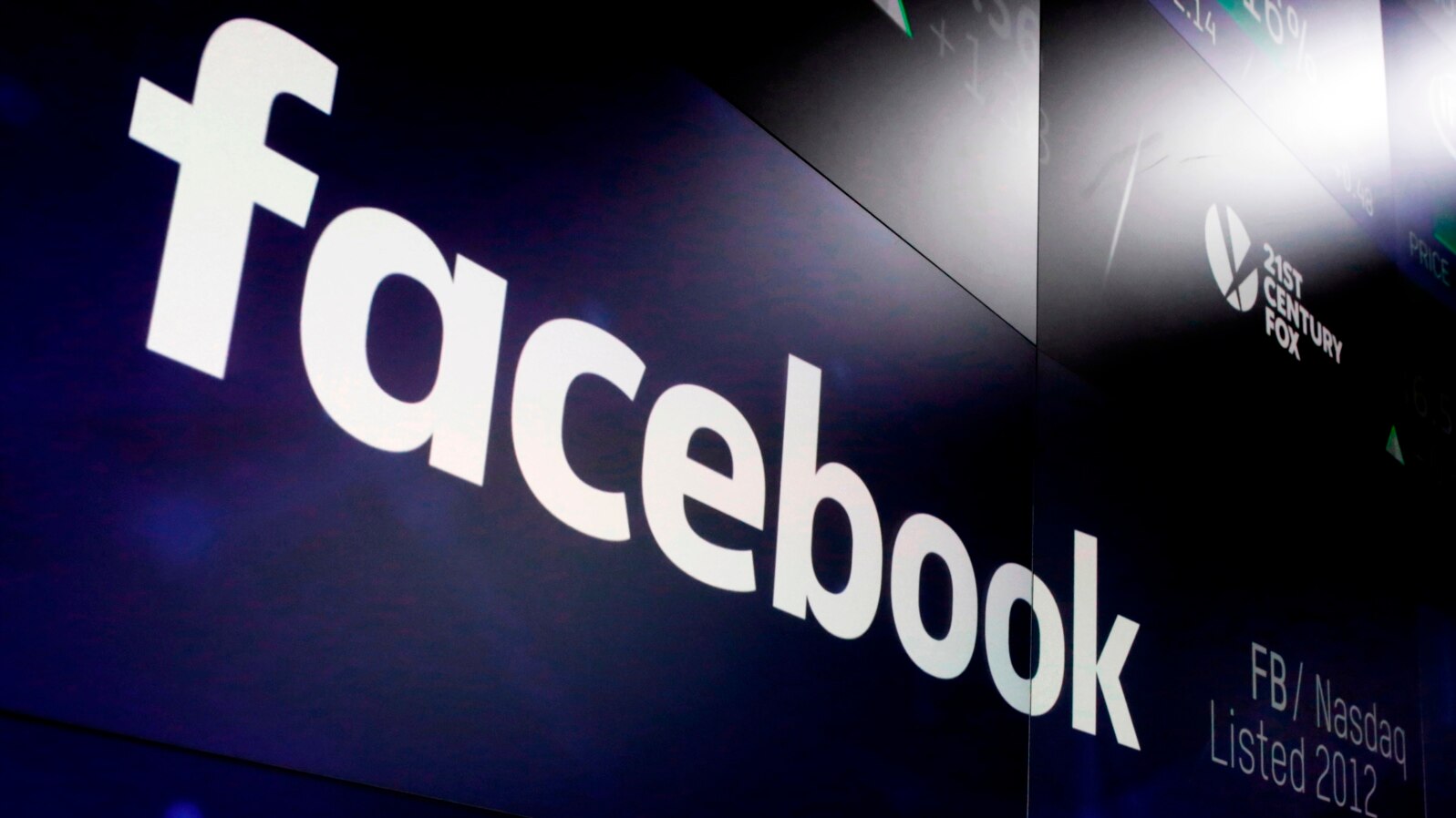 ARSIP – Logo Facebook tampak pada layar di Nasdaq MarketSite di Times Square di New York, 29 Maret 2018 (foto: AP Photo/Richard Drew, Arsip)