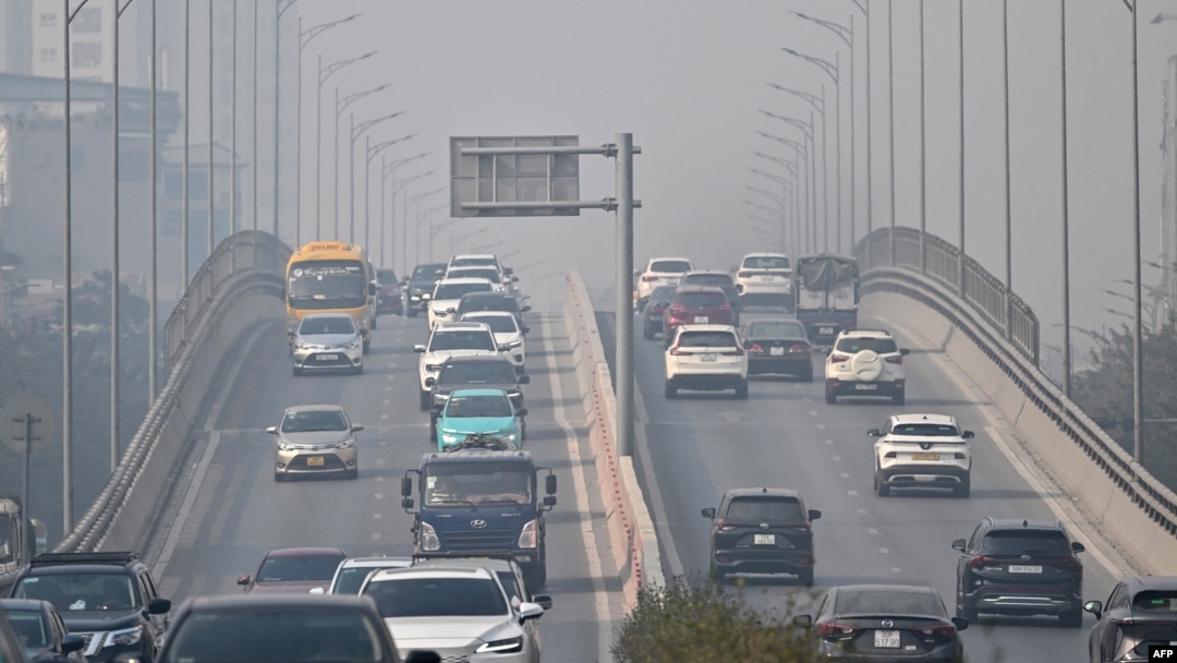 Kendaraan terlihat di tengah polusi udara yang parah di Hanoi pada 2 Januari 2025. (Foto: Nhac NGUYEN / AFP)