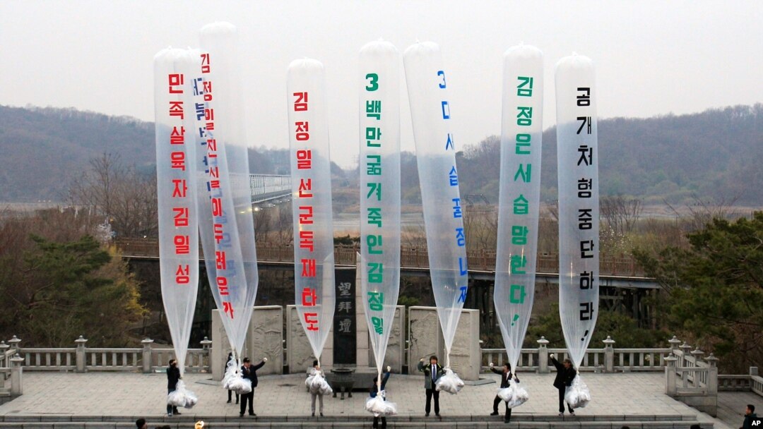  FILEIn this April 15, 2011, photo, North Korean refugee Park Sang Hak, center, and South Korean activists prepare to release balloons bearing leaflets North Korea's leader during an anti-North Korea rally.