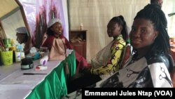 Des visiteurs de Festicacao, découvrent le soin de visage à base de la poudre de cacao, à Yaoundé, le 10 août 2019. (VOA/Emmanuel Jules Ntap)