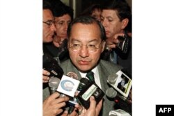 Duta Besar AS untuk Bolivia Manuel Rocha berbicara kepada pers pada 11 Juli 2001. (Foto: AFP)