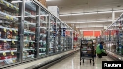 Un comprador mira alimentos congelados en supermercado Albertsons después de que un juez estadounidense bloqueara una fusión de las cadenas de supermercados estadounidenses Kroger y Albertsons, el 10 de diciembre de 2024.