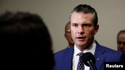 ARCHIVO - Pete Hegseth, nominado como secretario de defensa, habla a la prensa en el Capitolio, en Washington, el 11 de diciembre de 2024.