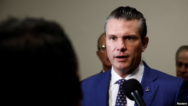 ARCHIVO - Pete Hegseth, nominado como secretario de defensa, habla a la prensa en el Capitolio, en Washington, el 11 de diciembre de 2024.