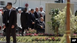 Le président algérien Abdelaziz Bouteflika en chaise roulante arrive pour assister à l'inauguration officielle du métro d'Alger, en Algérie, le 9 avril 2018.