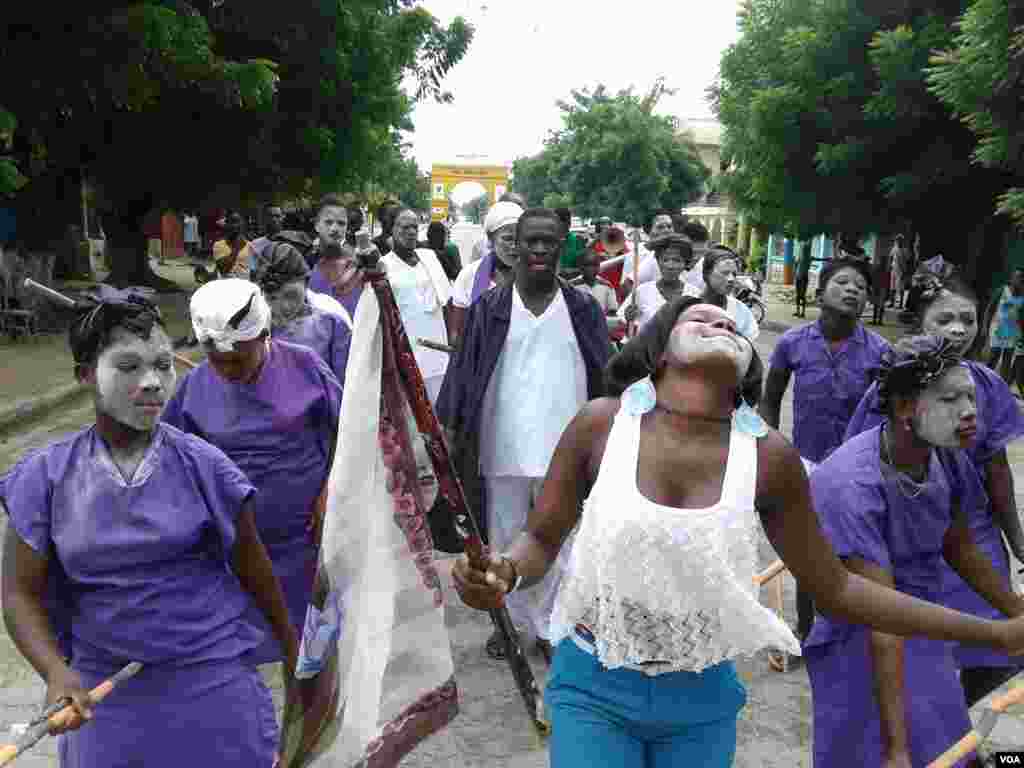 Dancers and drummers begin a celebration of Fèt Gede in the northeast Haitian city of Fort-Liberte. The two-day festival, which overlaps the Christian All Saints Day, honors ancestors. Haitians wear purple, black and white in honor of their forebears. (Jaudelet Junior Saint Vil/VOA)