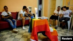 El Departamento de Estado señala que la protección de la libertad religiosa es una de las principales prioridades de la política exterior de la Administración Trump. En la foto, activistas de la comunidad LGBT participan en un chat antes de un servicio religioso en La Habana.