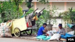 Pemulung, salah satu potret kemiskinan di Jakarta. LSM mengimbau agar pemerintah tidak mengeluarkan kebijakan yang menyulitkan masyarakat kurang mampu