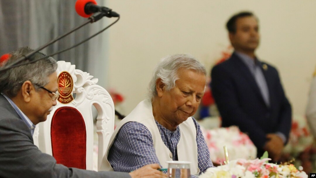 FILE - Pemenang Nobel Muhammad Yunus menandatangani dokumen setelah mengambil sumpah jabatan sebagai kepala pemerintahan sementara Bangladesh, di Dhaka, Bangladesh, 8 Agustus 2024. (Rajib Dhar/AP)