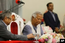 Peraih Nobel Muhammad Yunus menandatangani dokumen setelah mengambil sumpah jabatan sebagai kepala pemerintahan sementara Bangladesh, di Dhaka, Bangladesh, 8 Agustus 2024. (Foto: AP)