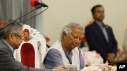 FILE - Pemenang Nobel Muhammad Yunus menandatangani dokumen setelah mengambil sumpah jabatan sebagai kepala pemerintahan sementara Bangladesh, di Dhaka, Bangladesh, 8 Agustus 2024. (Rajib Dhar/AP)