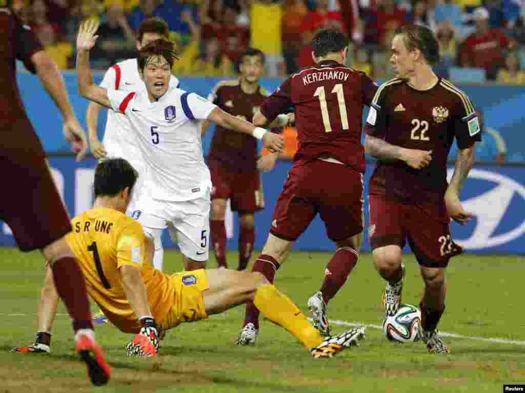 17일 브라질 쿠이아바에서 열린 월드컵 조별리그 H조 한국과 러시아의 경기에서, 러시아의 알렉산더 케르자코프가 동점골을 넣고 있다.
