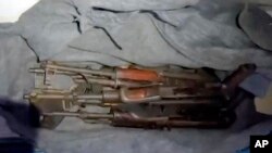 以色列国防军2023年11月15日公布的视频截图显示以军称在加沙市希法医院MRI中心某壁橱内发现的一批武器。