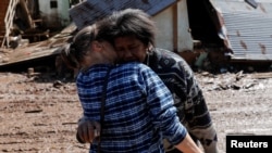 ARCHIVO: Una mujer se consuela después de perder su casa después de que un ciclón extratropical azotara ciudades del sur, en Mucum, Rio Grande do Sul, Brasil, el 6 de septiembre de 2023.