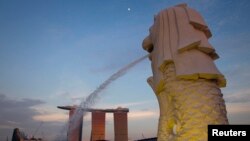 Patung Merlion, yang merupakan ciri khas kota Singapura, dengan latar depan daerah Marina Bay (Foto: REUTERS/Vivek Prakash).