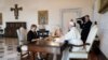 La imagen recoge un momento del encuentro entre el Papa Francisco y la Alta Comisionada de Naciones Unidas para los Derechos Humanos, Michelle Bachelet en el Vaticano el 12 de agosto de 2020.