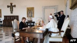 La imagen recoge un momento del encuentro entre el Papa Francisco y la Alta Comisionada de Naciones Unidas para los Derechos Humanos, Michelle Bachelet en el Vaticano el 12 de agosto de 2020.