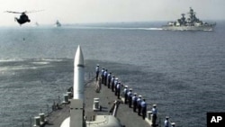 印度海军舰艇和直升机参加在孟买海岸外的阿拉伯海举行的海军演习(资料照)
