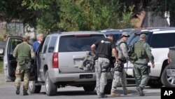 Más de 150 agentes a pie y a caballo rastrearon las desoladas áreas donde se había ocultado el sospechoso, James Lee DiMaggio, quien fue abatido por la policía.