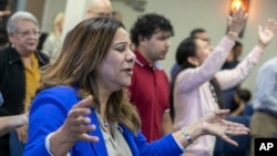 ARCHIVO - Fátima Guzmán ora durante un servicio religioso en el Centro Cristiano El Pan de Vida, una congregación de tamaño mediano de la Iglesia de Dios de la Profecía en Kissimmee, Florida, el 2 de febrero de 2025. 