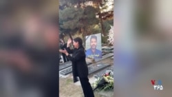 بچه من نیازی به فاتحه نداره، براش فقط دست بزنید؛ صحبت‌های مادر نیما پارسا در مراسم چهلم فرزندش
